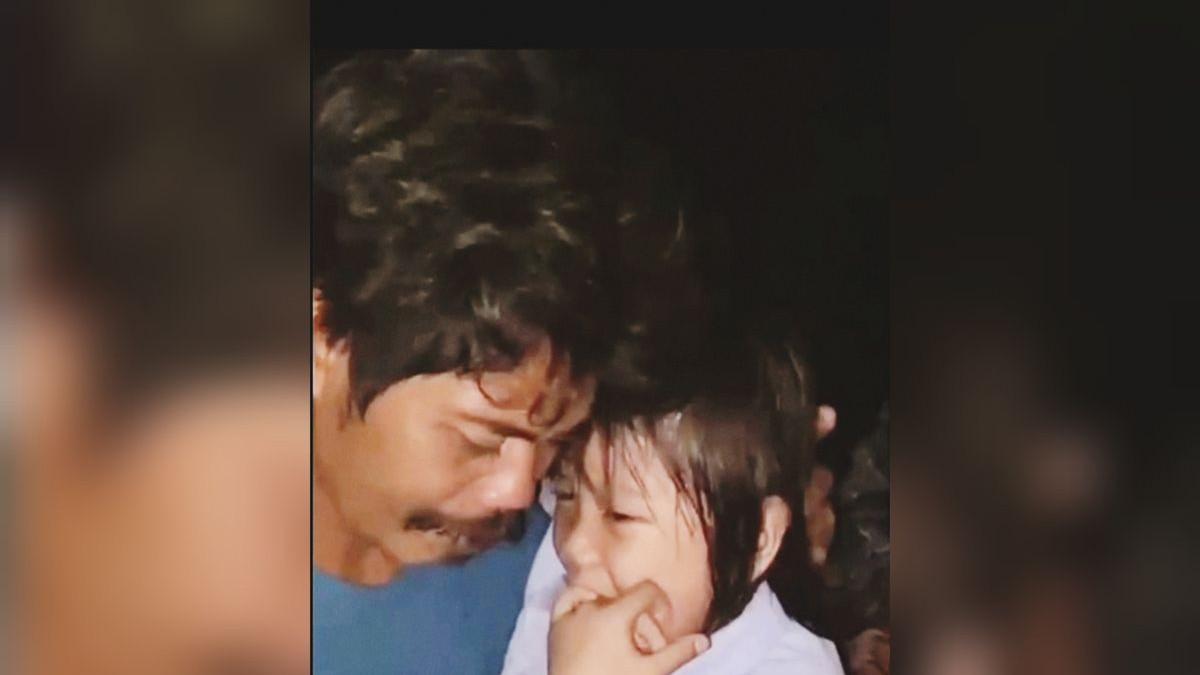 SUKU ANAK DALAM - Bilqis Ramdhani (4) yang berada diatas pangkuan masyarakat Suku Anak Dalam sambil menangis saat hendak diserahkan ke polisi di kawasan hutan Kecamatan Merangin, Jambi, Sabtu (8/11/2025)