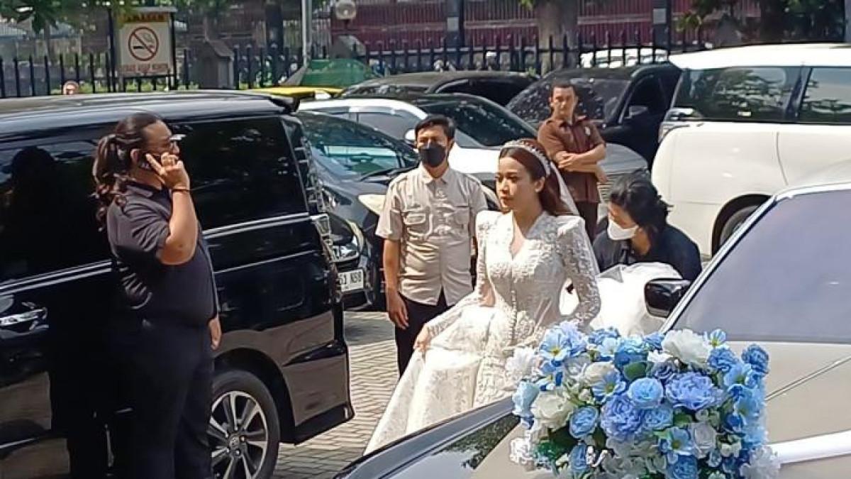 RESMI MENIKAH - Brisia Jodie tampil memukau dalam balutan gaun pengantin panjang berwarna putih atau off-white dengan renda yang terinspirasi dari gaun Kate Middleton jelang pemberkatan nikah di Gereja Katedral, Gambir, Jakarta Pusat, Rabu (3/12/2025).