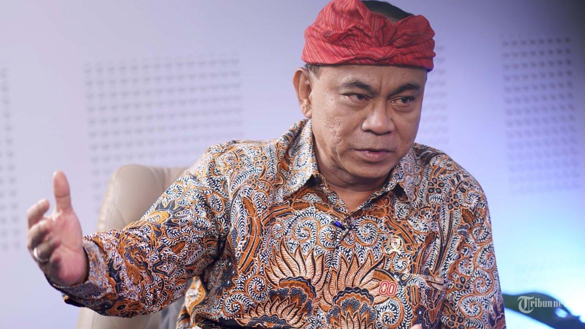 BUDI ARIE DIRESHUFFLE - Budi Arie Setiadi saat masih menjadi Menteri Koperasi RI dan berbincang dengan Direktur Pemberitaan Tribun Network Febby Mahendra Putra di Studio Tribunnews, Jakarta, Kamis (14/8/2025). Pengamat politik Universitas Islam Negeri (UIN) Syarif Hidayatullah Jakarta, Adi Prayitno, menyebut reaksi relawan Presiden RI ke-7 Joko Widodo (Jokowi) terhadap dicopotnya Budi Arie Setiadi dari jabatan Menteri Koperasi RI sebagai drama politik tak berkesudahan.