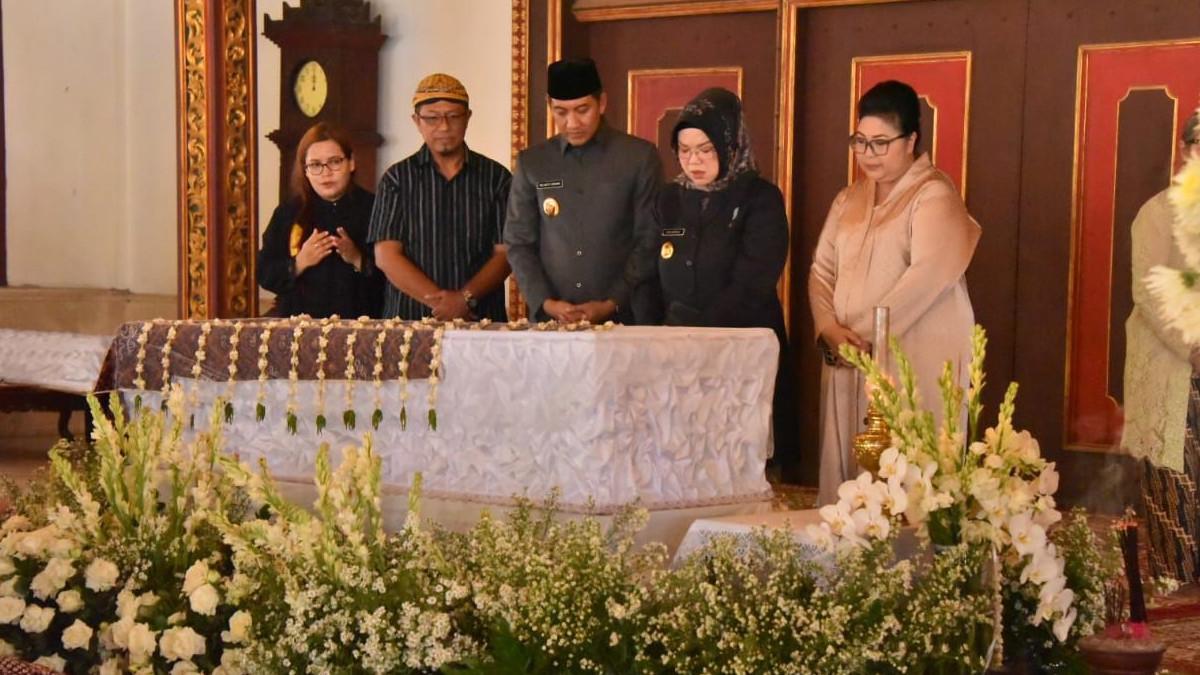 RAJA SOLO WAFAT - Momen Bupati Sukoharjo, Etik Suryani bertakziah ke Keraton Surakarta Hadiningrat, Senin (3/11/2025), atas wafatnya Sinuhun Pakubuwono (PB) XIII.