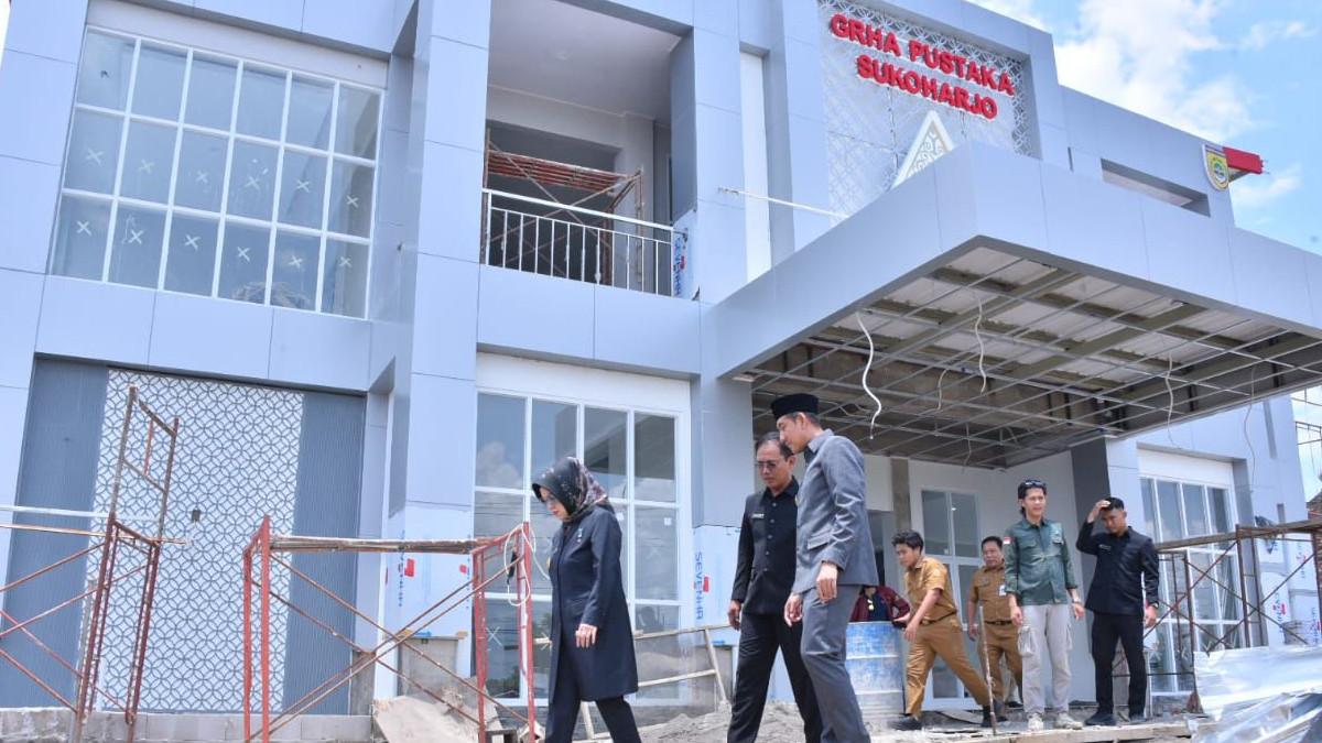 PEMBANGUNAN PERPUSTAKAAN SUKOHARJO - Bupati dan Wakil Bupati Sukoharjo melakukan sidak di pembangunan gedung perpustakaan pada 3 November 2025.