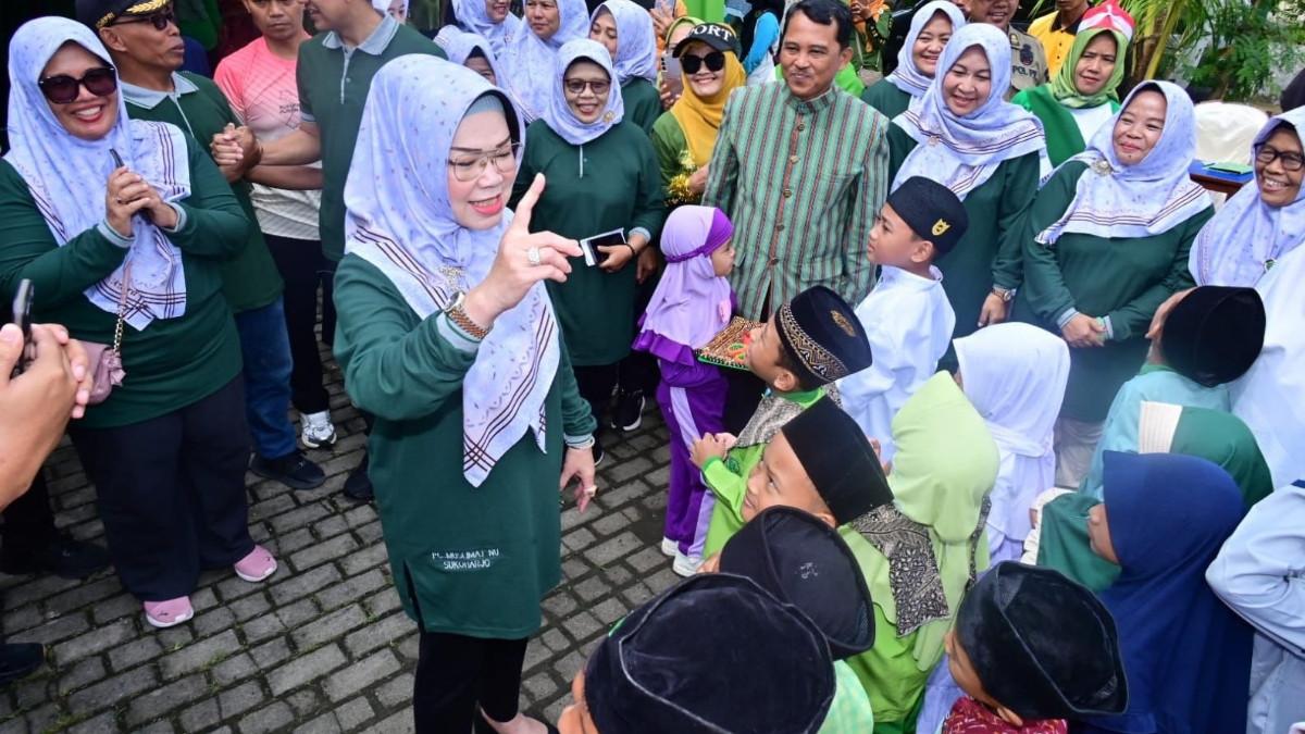PEMKAB SUKOHARJO - Bupati Etik disambut hangat oleh anak-anak yang turut memeriahkan rangkaian kegiatan harlah.