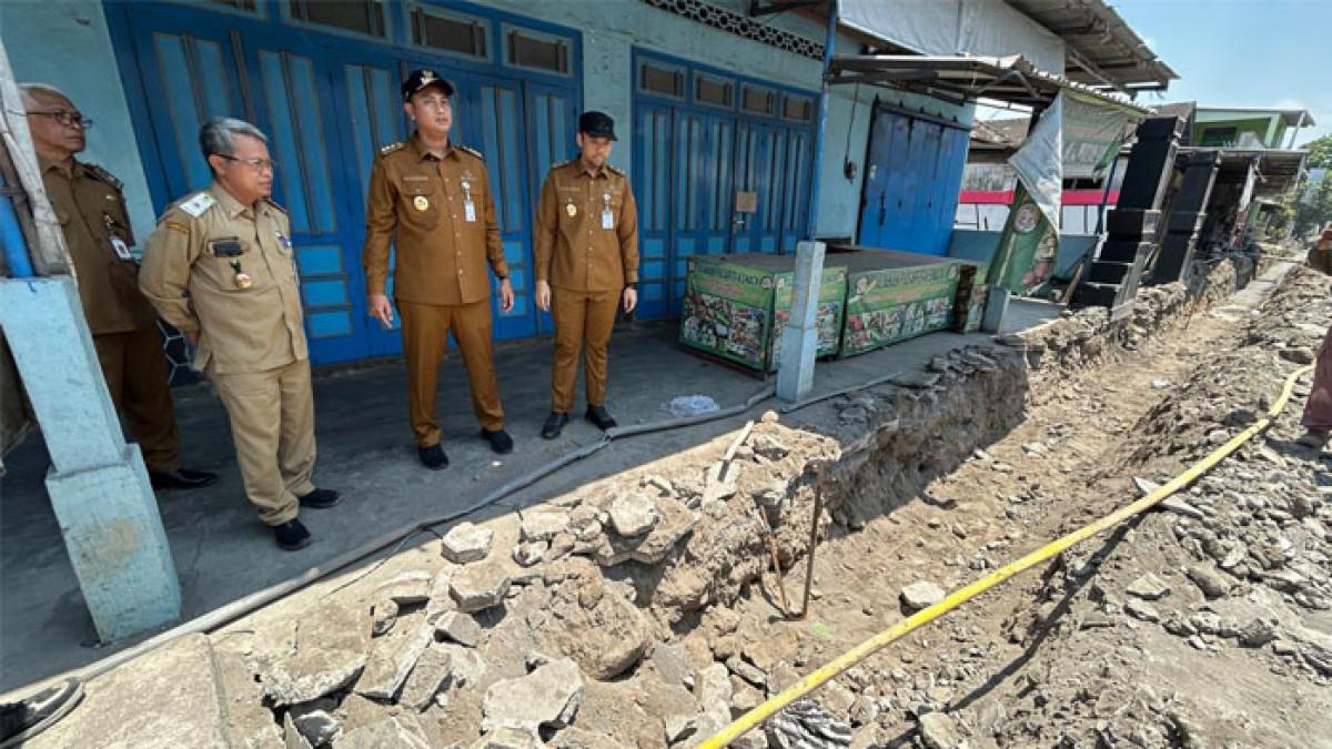 PERBAIKAN JALAN KLATEN - Bupati Hamenang dan Wabup Benny pantau progres peningkatan ruas Jalan Manisrenggo - Kadilajo Kecamatan Manisrenggo, Klaten, Selasa (23/9/2025).