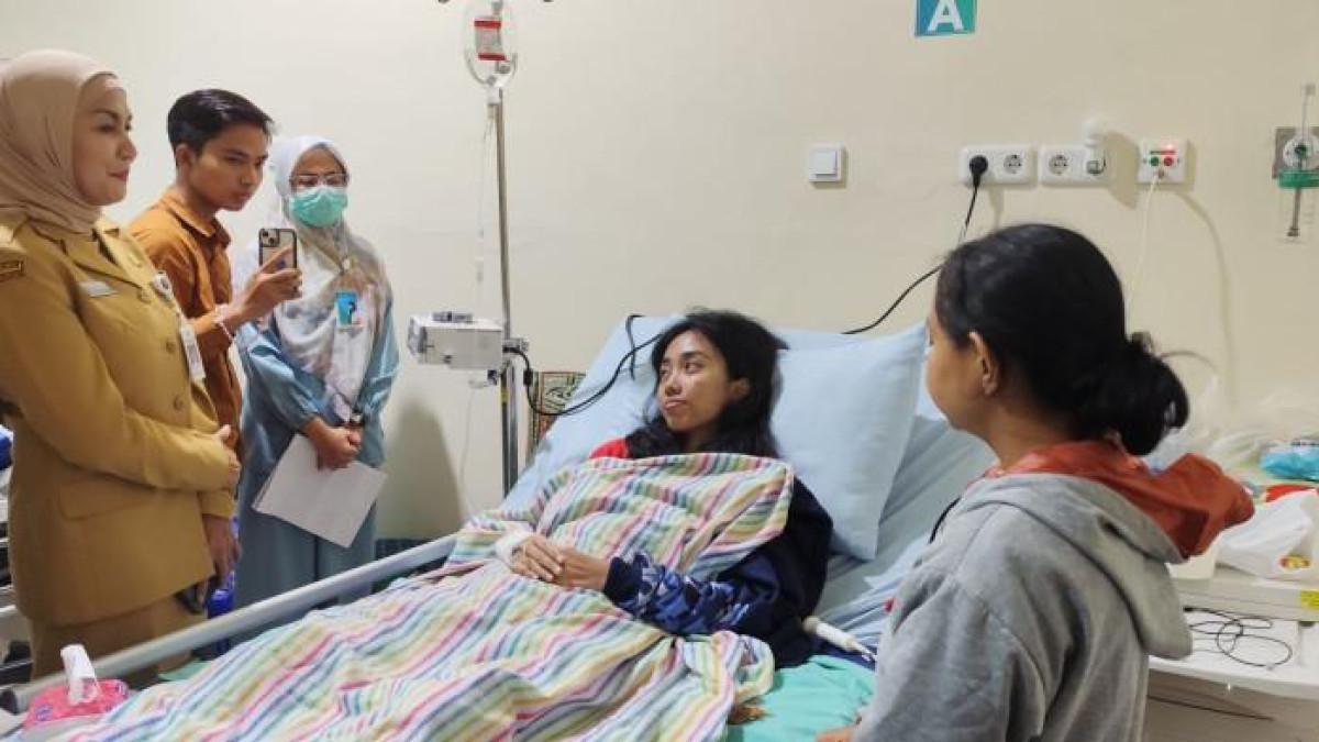 KISAH PILU KAKAK-ADIK - Bupati Kendal, Dyah Kartika Permanasari menjenguk kedua anak Setianingsih yang terkulai lemas di RSI Boja Kendal, Senin (3/11/2025).