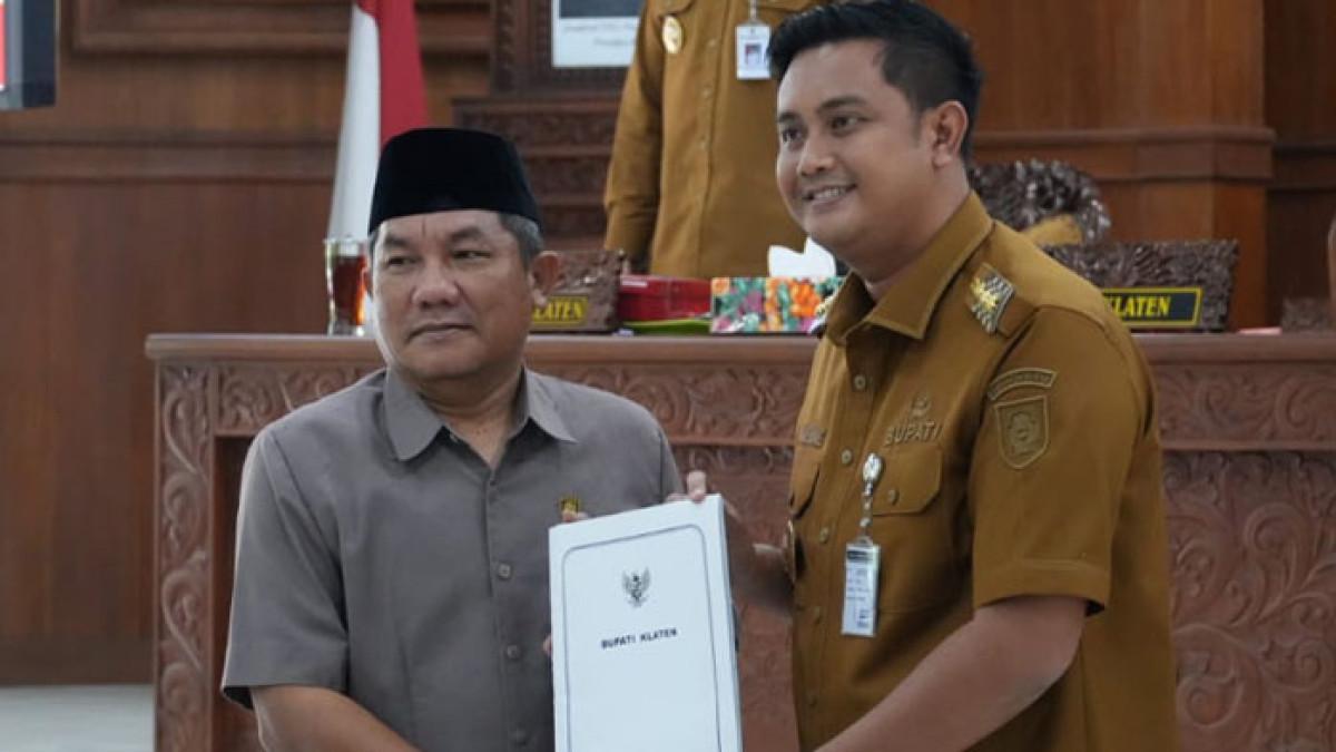 RAPAT DPRD KLATEN - Bupati Klaten Hamenang Wajar Ismoyo menyerahkan dokumen draf empat raperda kepada Wakil Ketua DPRD Klaten Bahtiar Joko Widagdo.