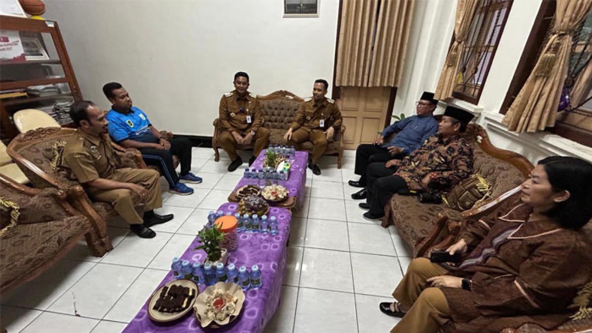 PENDIDIKAN DI KLATEN - Bupati Klaten Hamenang Wajar Ismoyo bersama Wabup Klaten Benny Indra Ardhianto bersama rombongan jalin komunikasi dengan pihak SMPN 2 Klaten, pada Selasa (26/8/2025).
