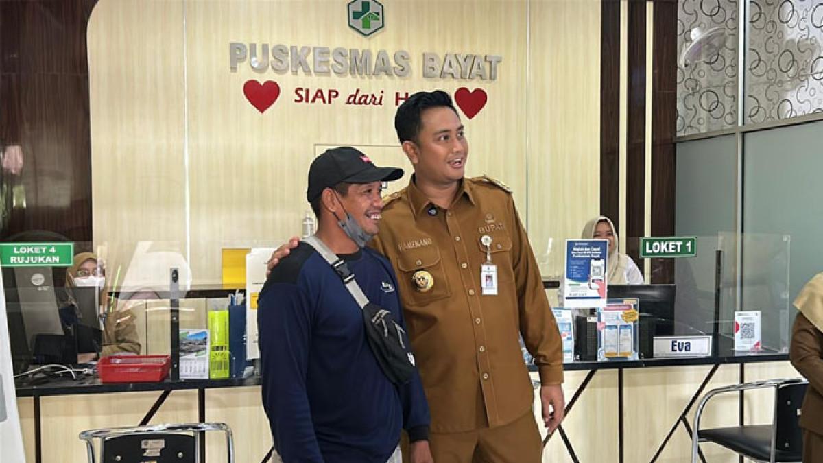 BUPATI KLATEN SIDAK - Bupati Klaten Hamenang Wajar Ismoyo berdialog dengan warga masyarakat pengguna layanan kesehatan saat inspeksi mendadak (sidak) ke Puskesmas Bayat, Selasa (30/9/2025).