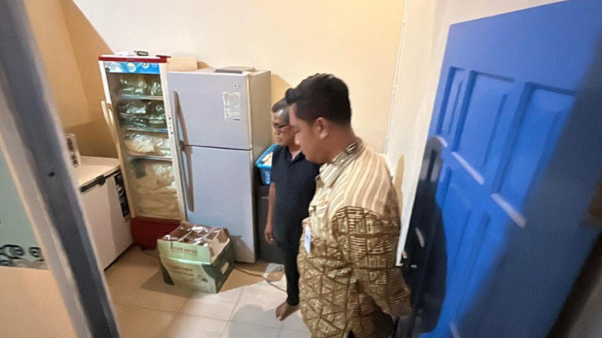 BUPATI SIDAK SPPG - Bupati Klaten Hamenang Wajar Ismoyo turun langsung meninjau dapur Satuan Pelaksana Pemenuhan Gizi (SPPG) yang berlokasi di Desa Sembung, Kecamatan Wedi, Kamis (9/10/2025) yang diduga menjadi penyebab keracunan puluhan siswa SMPN 1 Wedi.