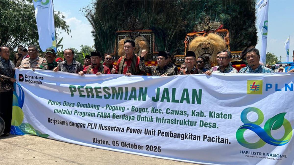 INFRASTRUKTUR DESA KLATEN - Bupati Klaten Hamenang Wajar Ismoyo meninjau Jalan Poros Gombang–Pogung–Bogor di Kecamatan Cawas, setelah diresmikan, pada Minggu (5/10/2025).