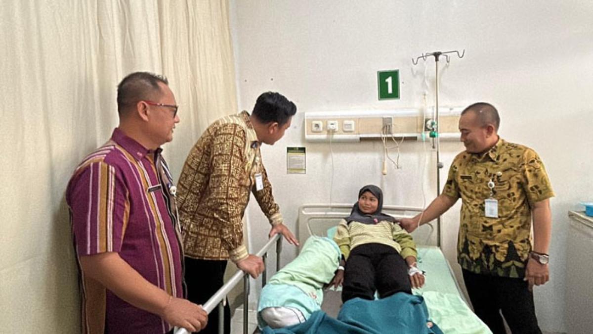 JENGUK KORBAN MBG - Bupati Klaten Hamenang Wajar Ismoyo jenguk siswa yang di RSUD Bagas Waras, setelah insiden keracunan, Kamis (9/10/2025).