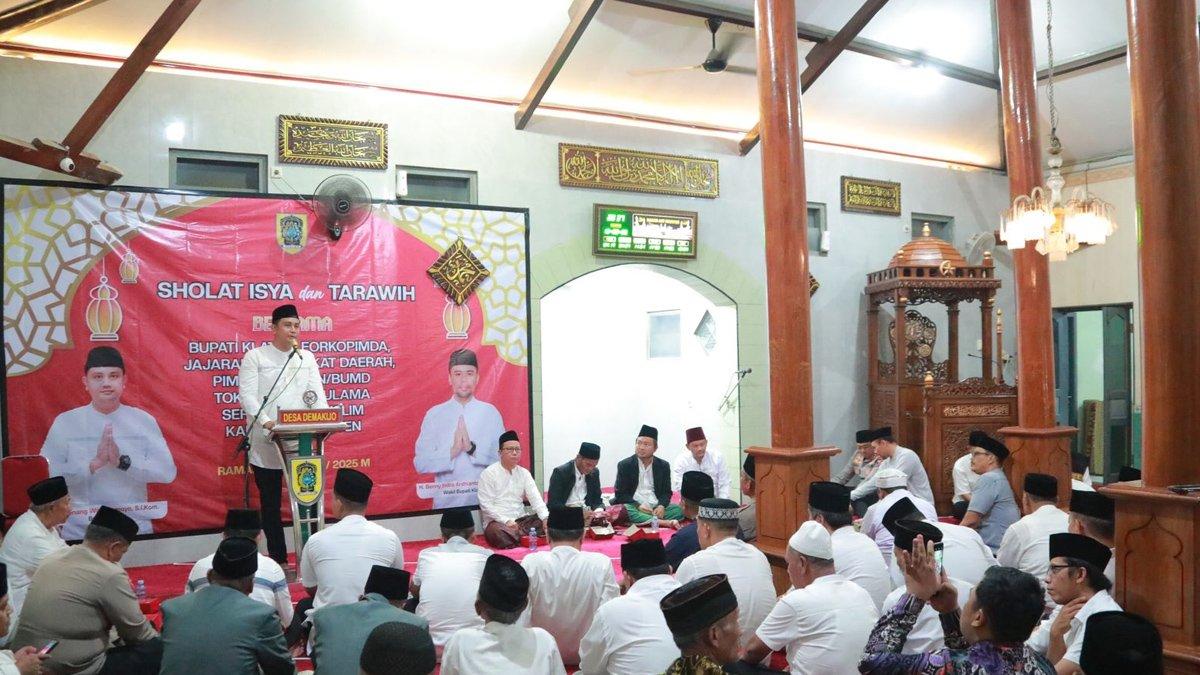 INFO KLATEN - Bupati Klaten Hamenang Wajar Ismoyo bersama Wabup Benny Indra Ardhianto dan Forkopimda Klaten melakoni salat Isya dan Tarawih keliling (Tarling) di Masjid Asy Syafa'ah yang berada di Dukuh Kahuman, Desa Demakijo, Kecamatan Karangnongko, Klaten pada Rabu (12/3/2025).