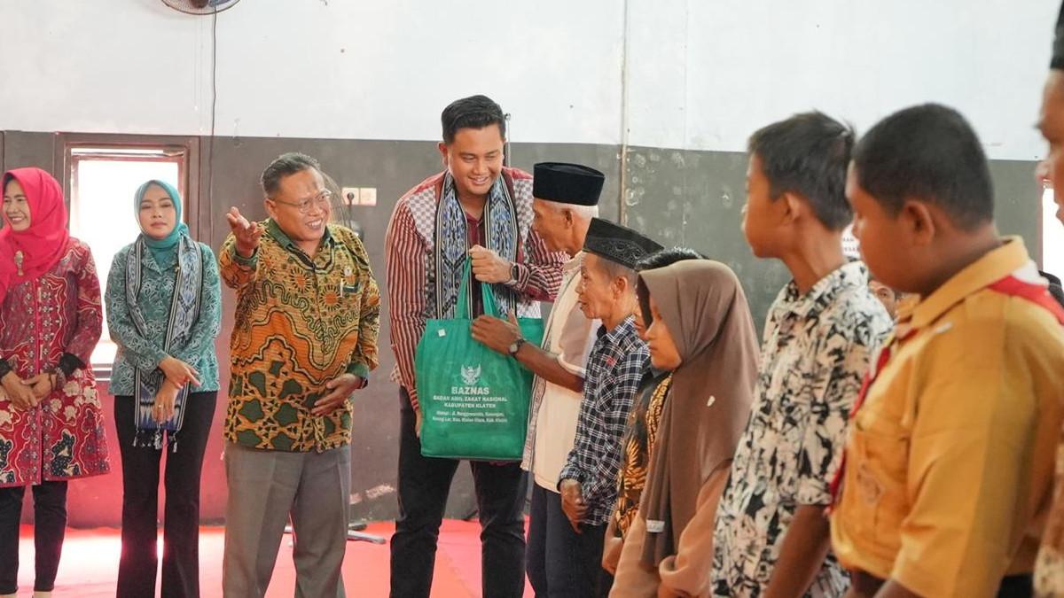 PROGRAM SAMBUNG RASA - Bupati Klaten Hamenang Wajar Ismoyo melakukan dialog interaktif dengan warga masyarakat saat lakoni Sambung Rasa di Desa Jambu Kidul, Kecamatan Ceper, Klaten, pada Jumat (7/11/2025).