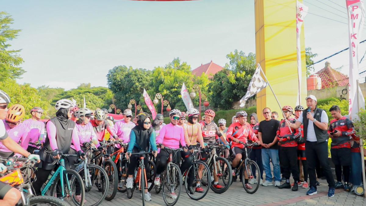 HUT KE-80 PMI - Bupati Klaten Hamenang Wajar Ismoyo mengibarkan bendera start tanda dimulainya Gowes Bersama Mas Bupati dalam rangka memperingati Hari Ulang Tahun (HUT) ke-80 PMI, pada Minggu (12/10/2025).