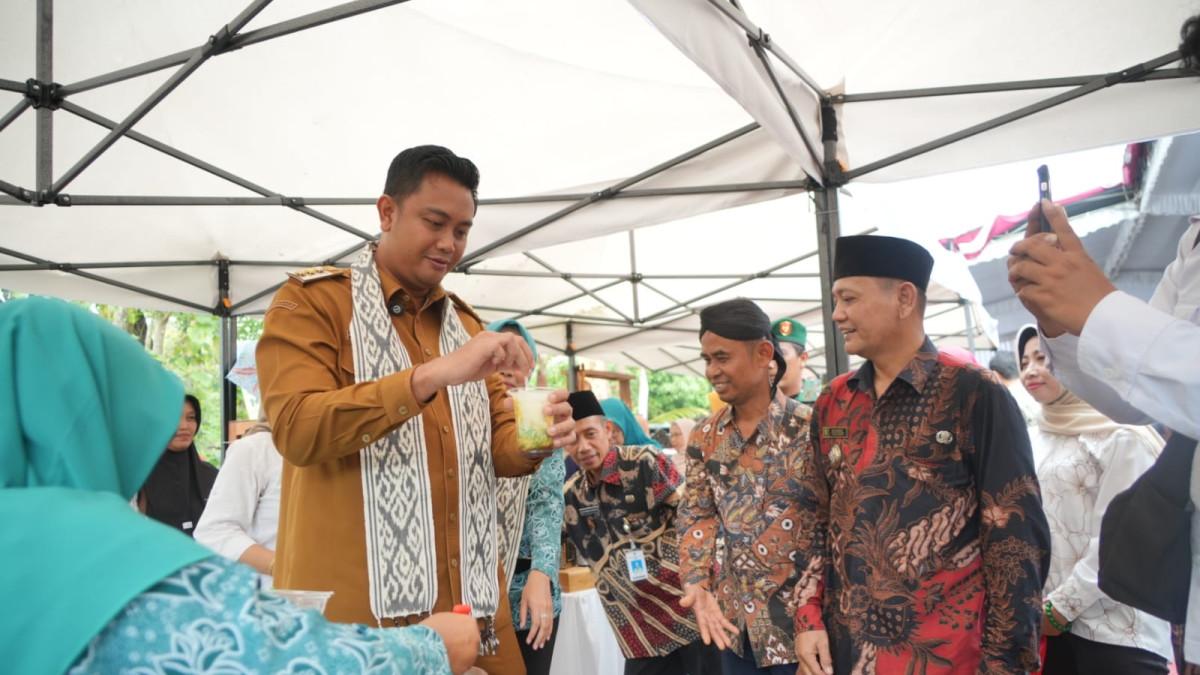 PROGRAM SAMBUNG RASA - Bupati Klaten Hamenang Wajar Ismoyo mengunjungi stan layanan kesehatan yang didirikan RSUD Bagas Waras saat Sambung Rasa di Joglo Mojoarum, Desa Jarum, Kecamatan Bayat, pada Selasa (30/9/2025).