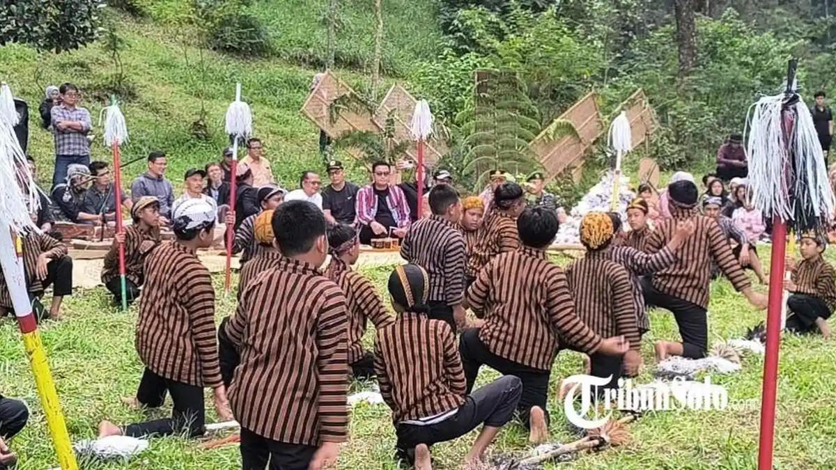 BERITA KLATEN - Bupati Klaten Hamenang Wajar Ismoyo, saat hadiri tradisi kirab pager banyu di Kampung Siluman, Desa Sidorejo, Kecamatan Kemalang, Klaten.