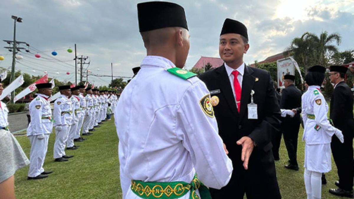PASKIBRAKA KLATEN - Bupati Klaten Hamenang Wajar Ismoyo memberikan selamat kepada anggota Paskibraka Kabupaten Klaten tahun 2025 yang telah dilantik, Jumat (15/8/2025).