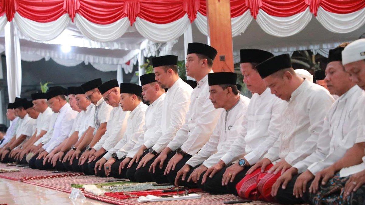 INFO KLATEN - Bupati Klaten Hamenang Wajar Ismoyo bersama Forkopimda Klaten melaksanakan tarawih keliling (tarling) pada Ramadan 1446 H di pendopo Rumah Dinas Bupati Klaten, Rabu (5/3/2025) malam.