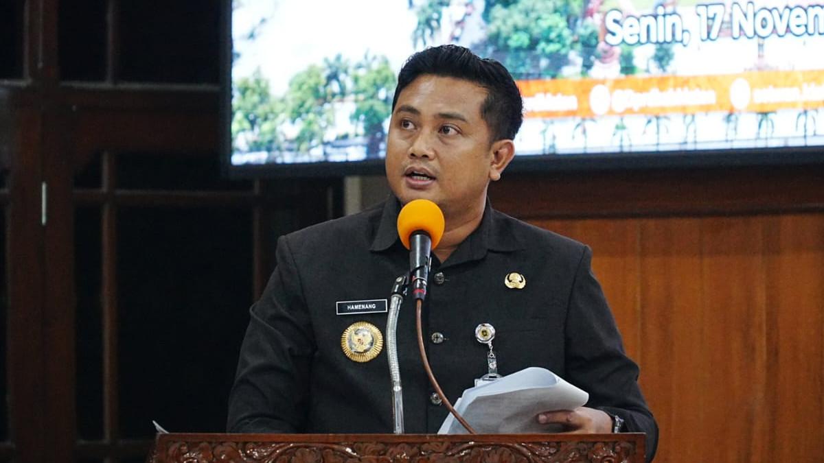 RAPAT DPRD KLATEN - Bupati Klaten Hamenang Wajar Ismoyo menyampaikan pandangan eksekutif dari podium kayu berukir, agenda pembahasan dan persetujuan bersama terhadap tiga Raperda, Senin (17/11/2025) malam.