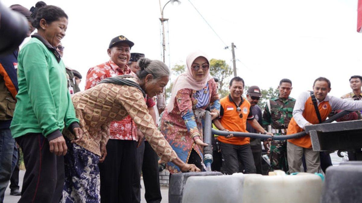 Kurangi Beban Warga Lereng Merapi, Bupati Sri Mulyani Drop Air Bersih di Desa Sidorejo & Tegalmulyo