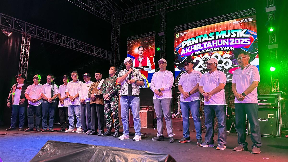 MALAM TAHUN BARU - Bupati Klaten bersama Wakil Bupati, Forkopimda, dan jajaran pejabat Pemkab Klaten berdiri di panggung saat doa bersama dan pengumuman hasil donasi untuk korban bencana alam di Sumatera.