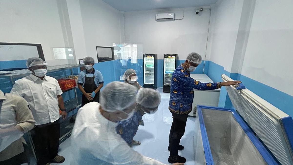 SPPG DI KLATEN - Bupati Klaten meninjau langsung dapur produksi makanan di dapur SPPG Wiro Bayat dengan mengenakan masker dan penutup kepala demi menjaga higienitas ruangan, pada Senin (17/11/2025).