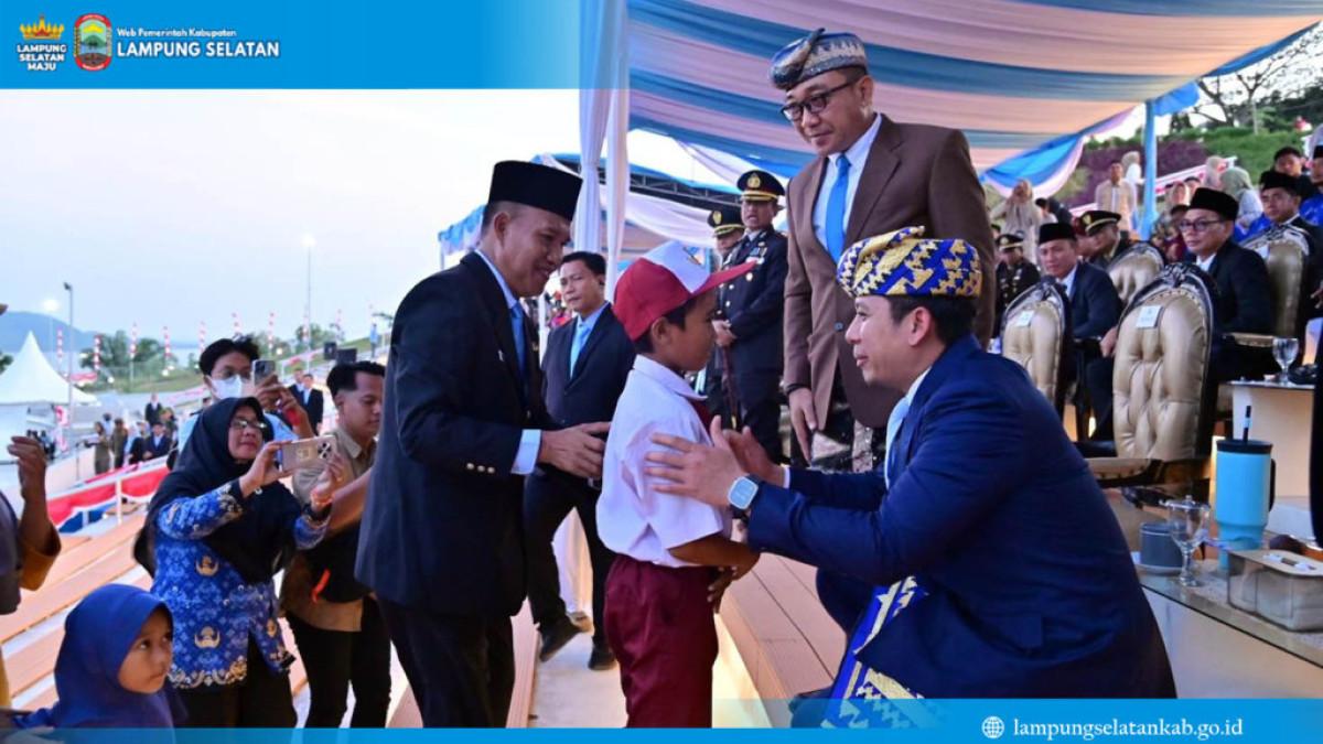 BOCAH VIRAL - Bupati Lampung Selatan, Radityo Egi Pratama ketika foto bersama Raihan. Foto dokumen dari website Pemkab Lampung Selatan.