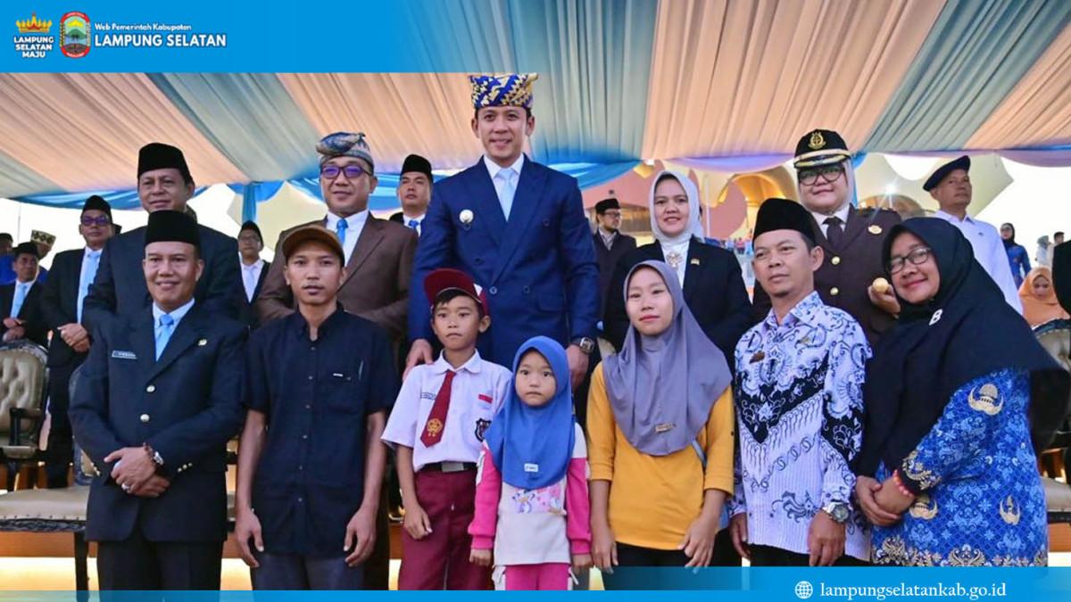 BOCAH VIRAL - Bupati Lampung Selatan, Radityo Egi Pratama ketika foto bersama Raihan. Foto dokumen dari website Pemkab Lampung Selatan.