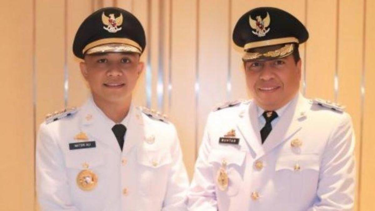BUPATI SELAYAR - Bupati Selayar, H. Muh Natsir Ali bersama Wakil Bupati Selayar Muhtar berfoto bersama seusai mengikuti pelantikan kepala daerah di Jakarta 20 Februari 2025. Natsir Ali jadi kepala daerah terkaya nomor 2 Sulsel.