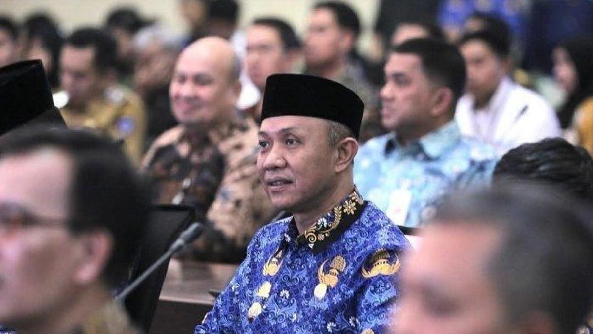KEPALA TANADOANG - Bupati Selayar Muh Natsir Ali di tengah-tengah kegiatan. Saat ini, ia memprogramkan 500.000 biji kelapa ditanam masyarakat setiap tahunnya.