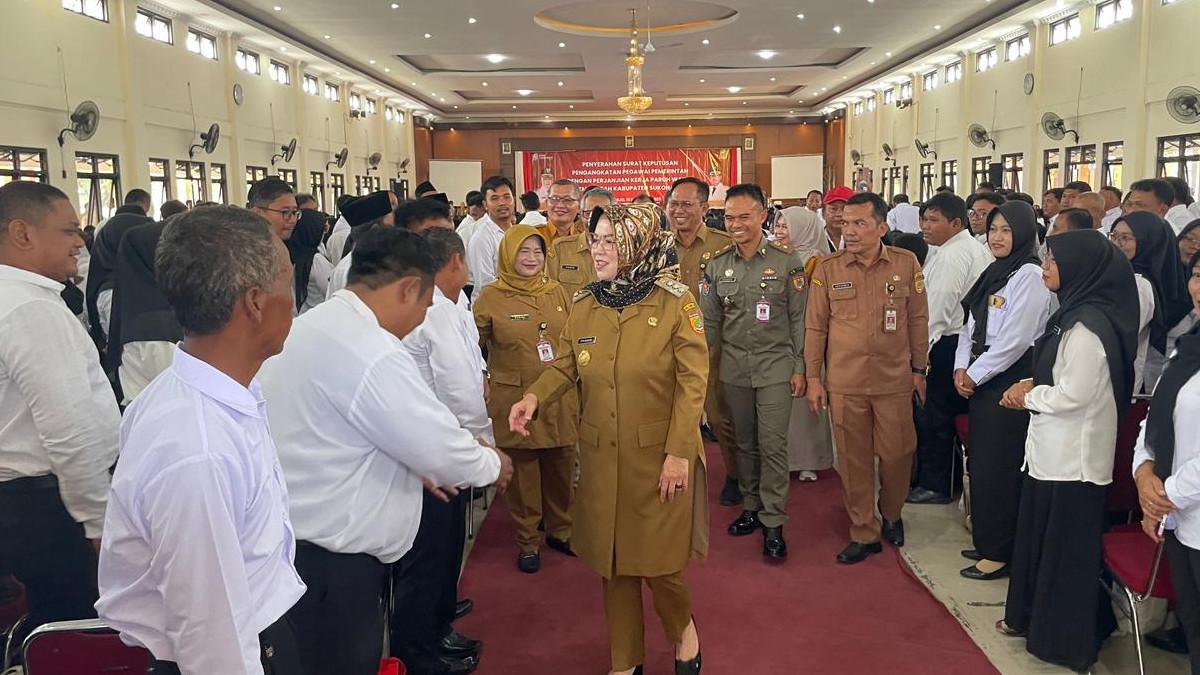 PPPK DI SUKOHARJO - Sebanyak 2.442 tenaga harian lepas (THL) di lingkungan Pemerintah Kabupaten (Pemkab) Sukoharjo resmi menerima Surat Keputusan (SK) sebagai Pegawai Pemerintah dengan Perjanjian Kerja (PPPK) paruh waktu, penyerahan SK tersebut dilaksanakan di Gedung PGRI Sukoharjo, Senin (15/12/2025).