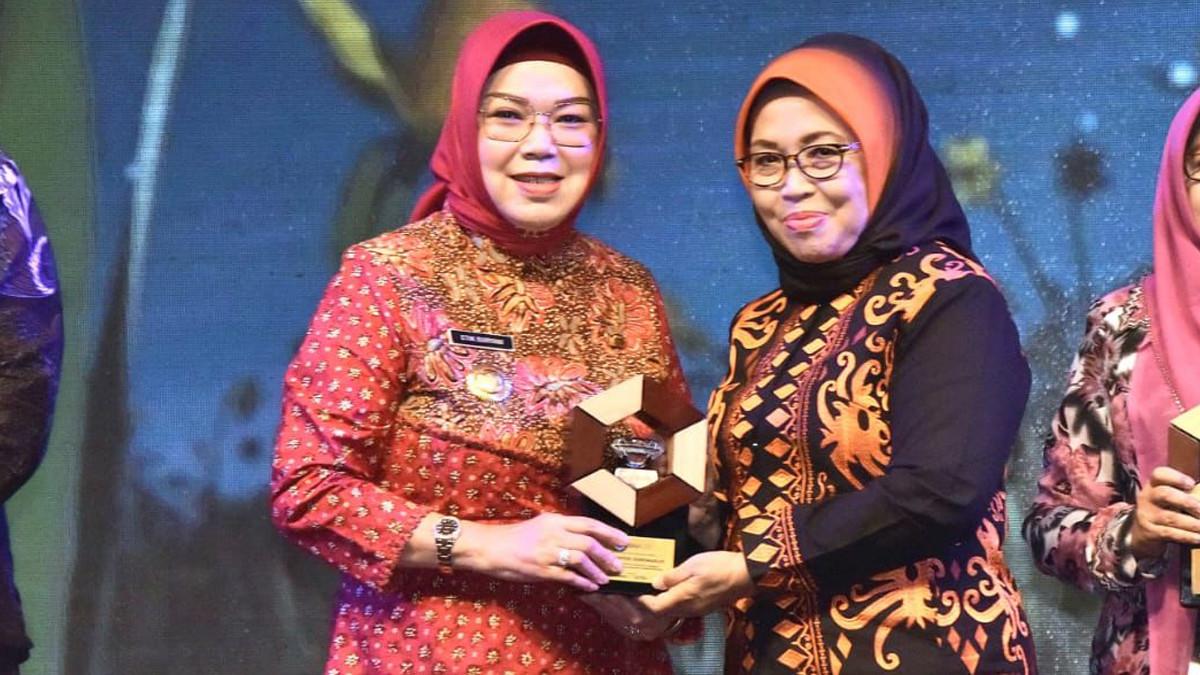 PRESTASI PEMKAB SUKOHARJO - Bupati Sukoharjo, Etik Suryani terima penghargaan Indonesia Smart Nation Award (ISNA) 2025 di Tangerang Selatan, Banten, Sabtu (8/11/2025).