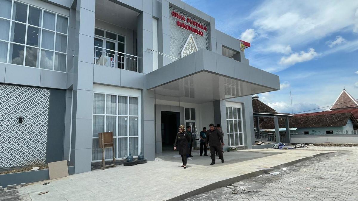 PEMBANGUNAN DI SUKOHARJO - Bupati Sukoharjo, Etik Suryani, bersama Wakil Bupati Eko Sapto Purnomo kembali melakukan inspeksi mendadak (sidak) terhadap proyek pembangunan Gedung Perpustakaan Daerah pada Kamis (20/11/2025).