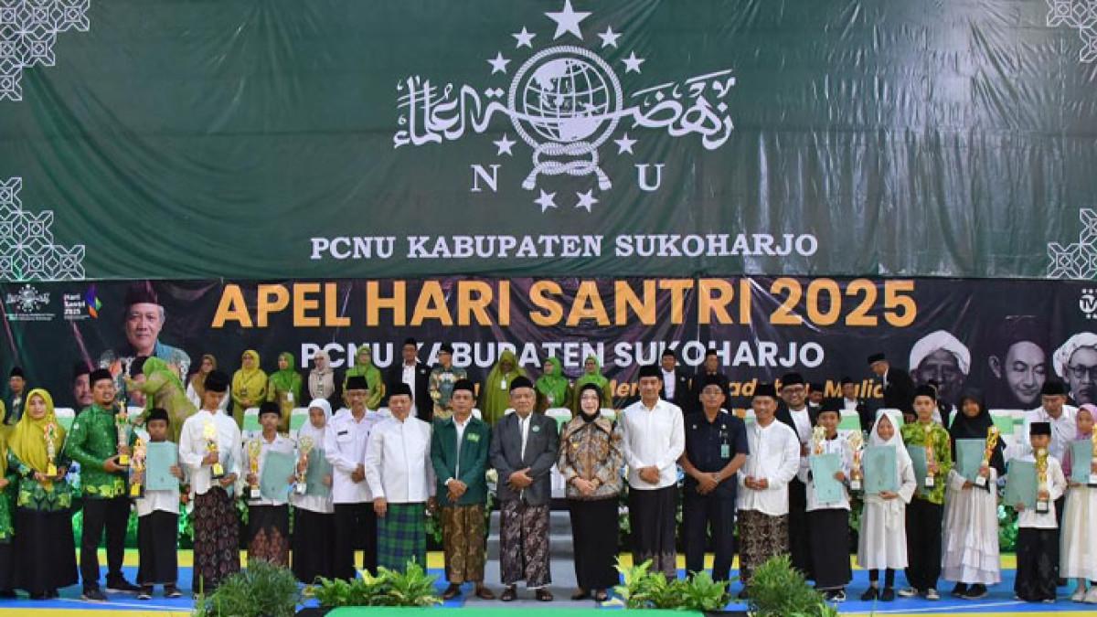 HARI SANTRI NASIONAL - Bupati Sukoharjo, Etik Suryani, menghadiri apel peringatan Hari Santri Nasional 2025 yang digelar di Gor Bung Karno Sukoharjo, Rabu (22/10/2025).