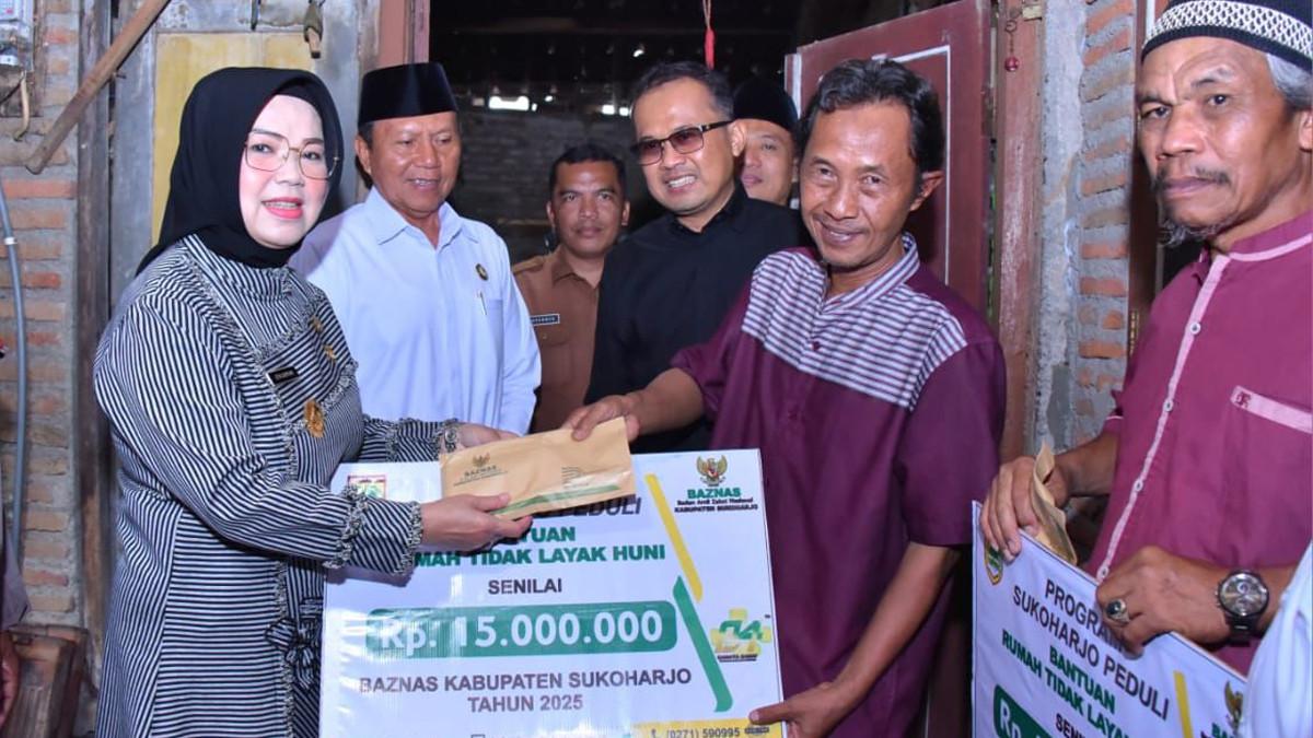 BANTUAN PEMKAB SUKOHARJO - Bupati Sukoharjo Etik Suryani bersama Baznas menyerahkan bantuan Rumah Tidak Layak Huni (RTLH) kepada warga yang membutuhkan di tiga kecamatan, Selasa (11/11/2025).