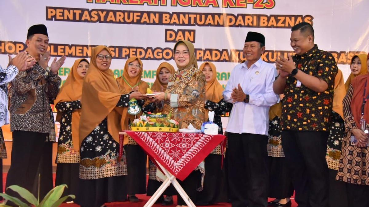 HARI LAHIR IGRA - Bupati Sukoharjo, Etik Suryani, memberikan bantuan kepada para guru Raudhatul Athfal (RA) serta yatim dhuafa dalam acara peringatan Hari Lahir ke-23 Ikatan Guru Raudhatul Athfal (IGRA) Kabupaten Sukoharjo yang digelar di Graha PGRI Sukoharjo, Jumat (31/10/2025).