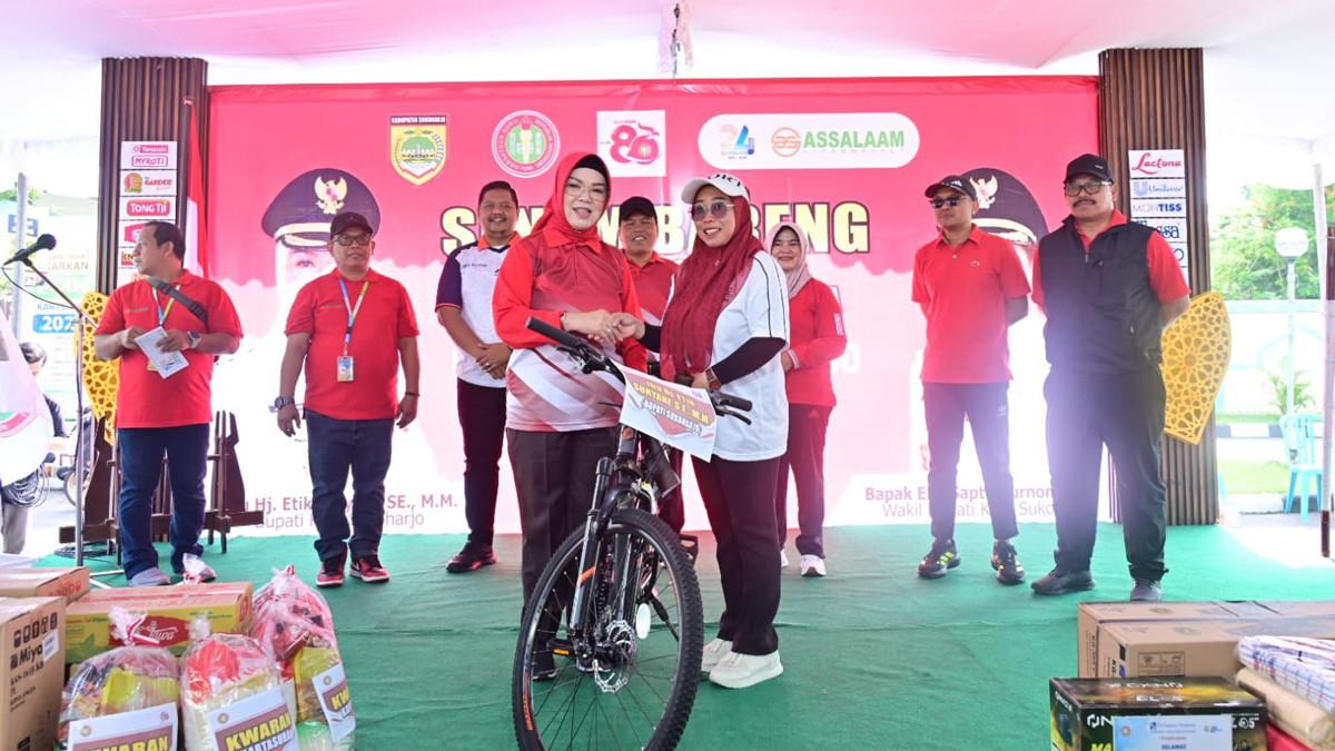 HARI GURU NASIONAL - Bupati Sukoharjo Etik Suryani bersama para guru dan tenaga pendidik di Goro Assalam, Pabelan, Kecamatan Kartasura, pada Kamis (20/11/2025).