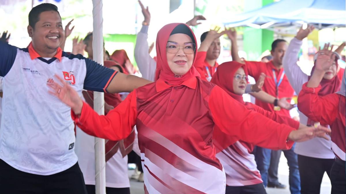 HARI GURU NASIONAL - Bupati Sukoharjo Etik Suryani bersama para guru dan tenaga pendidik menggelar kegiatan senam bersama di Goro Assalam, Pabelan, Kecamatan Kartasura, pada Kamis (20/11/2025).