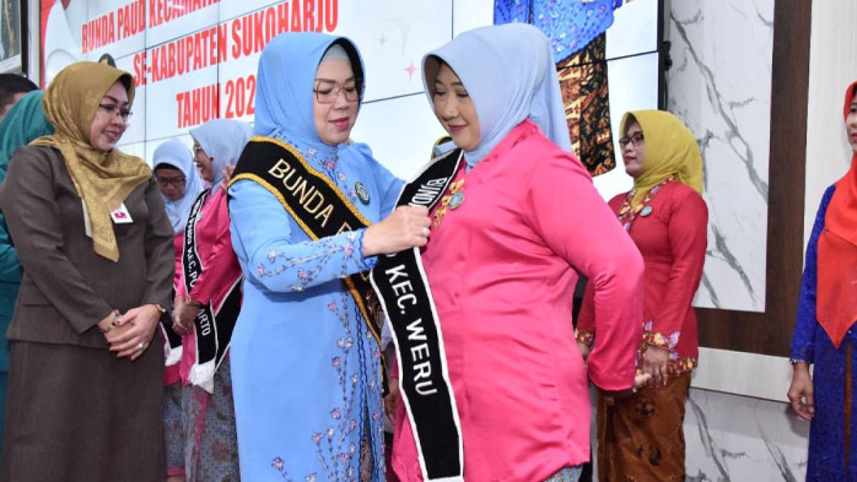 PENDIDIKAN DI SUKOHARJO - Bupati Sukoharjo Etik Suryani, secara resmi mengukuhkan Bunda PAUD tingkat kecamatan serta desa/kelurahan se-Kabupaten Sukoharjo dalam sebuah acara yang digelar di Gedung Menara Wijaya, Senin (6/10/2025).