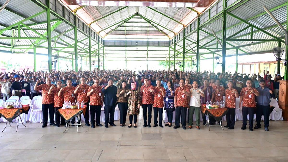 BANTUAN PEMKAB SUKOHARJO - Momen Bupati Sukoharjo, Etik Suryani dengan para buruh tani tembakau dan buruh pabrik rokok di Gedung Satria Wijaya Blimbing, Kecamatan Gatak, pada Jumat (7/11/2025).