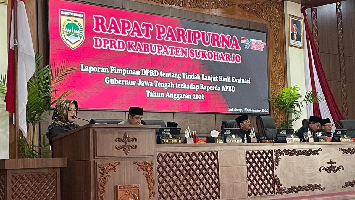 RAPAT DPRD SUKOHARJO - Bupati Sukoharjo, Etik Suryani, menghadiri rapat paripurna DPRD Sukoharjo dengan agenda pembahasan tindak lanjut hasil evaluasi Rancangan Peraturan Daerah tentang Anggaran Pendapatan dan Belanja Daerah (APBD) Tahun Anggaran 2026, serta Rancangan Peraturan Bupati tentang Penjabaran APBD Tahun Anggaran 2026, Kamis (20/11/2025).