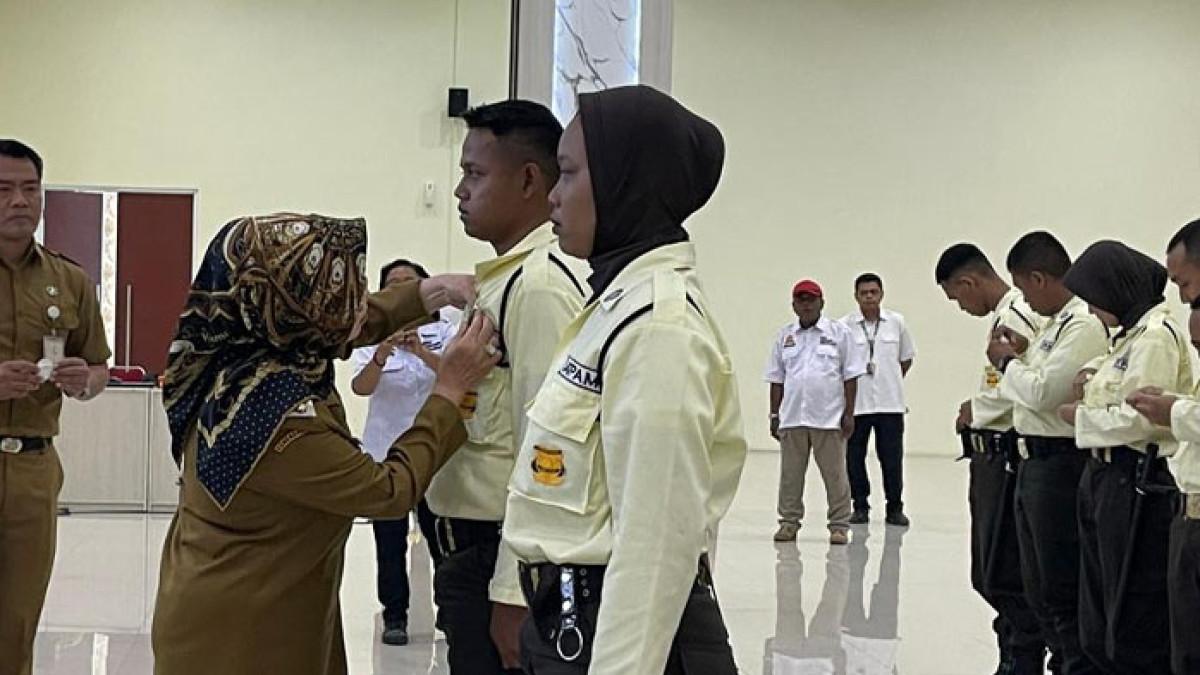 KEAMANAN DI SUKOHARJO - Bupati Sukoharjo, Etik Suryani, membuka secara resmi kegiatan Pelatihan Satpam Tingkat Kualifikasi Gada Pratama yang merupakan hasil sinergi antara Badan Amil Zakat Nasional (Baznas) Kabupaten Sukoharjo dengan PT Surya Artha Wiguna, Selasa (7/10/2025).