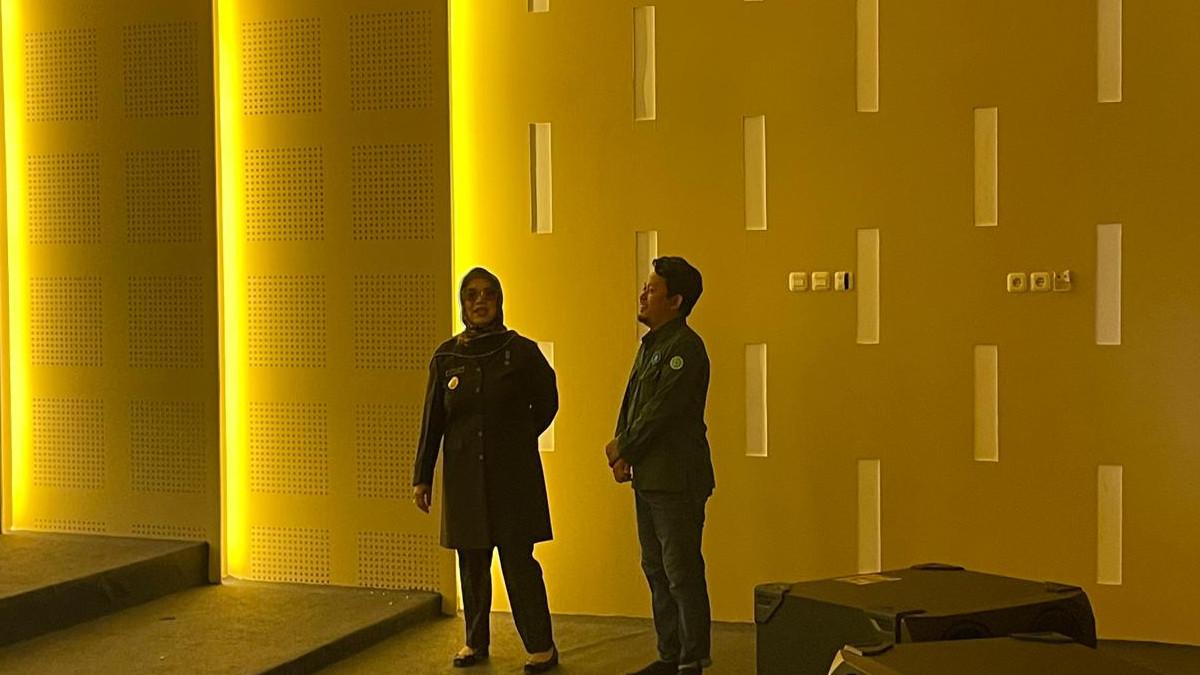 PEMBANGUNAN DI SUKOHARJO - Bupati Sukoharjo, Etik Suryani, bersama Wakil Bupati Eko Sapto Purnomo kembali melakukan inspeksi mendadak (sidak) terhadap proyek pembangunan Gedung Perpustakaan Daerah pada Kamis (20/11/2025).