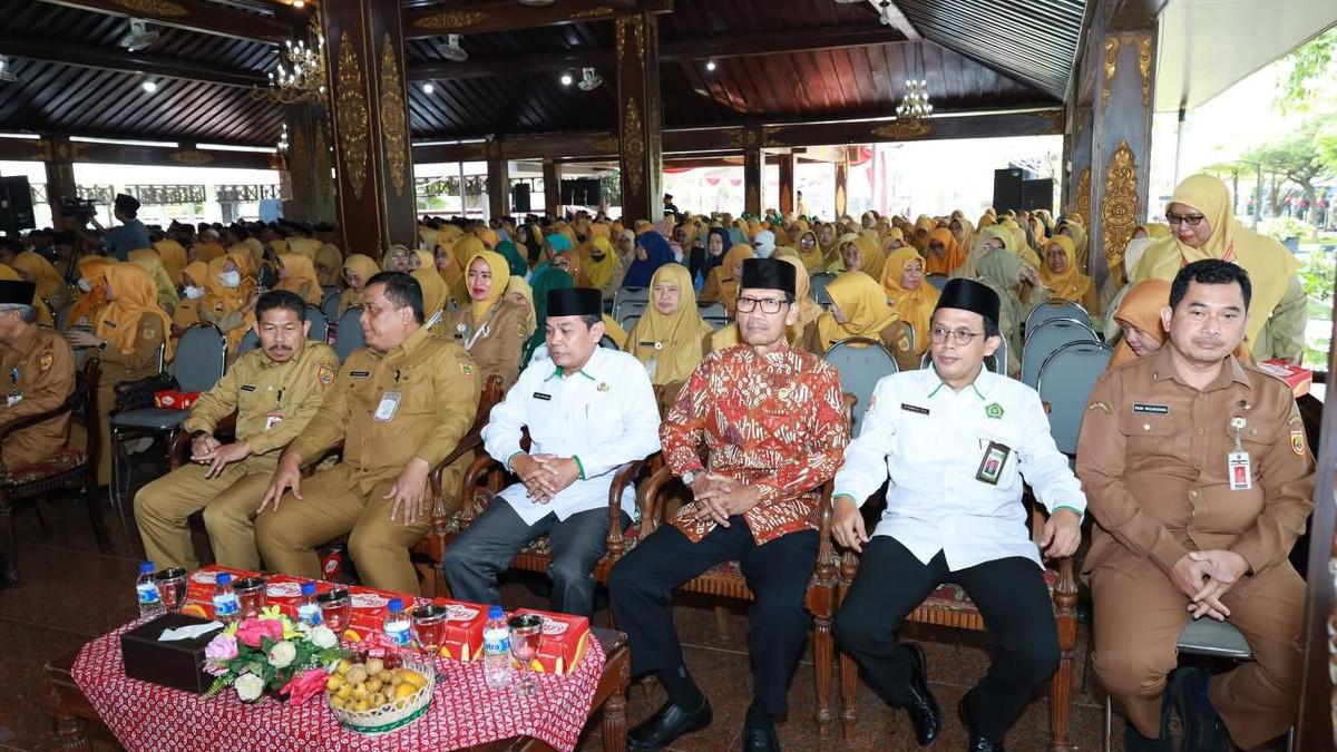ISRA MIRAJ SUKOHARJO - Dalam rangka memperingati Isra Mikraj Nabi Muhammad SAW, Bupati Sukoharjo Etik Suryani menggelar pengajian di Pendapa Graha Satya Praja (GSP), kompleks Gedung Sekretariat Daerah (Setda) Sukoharjo, Senin (26/1/2026) kemarin.