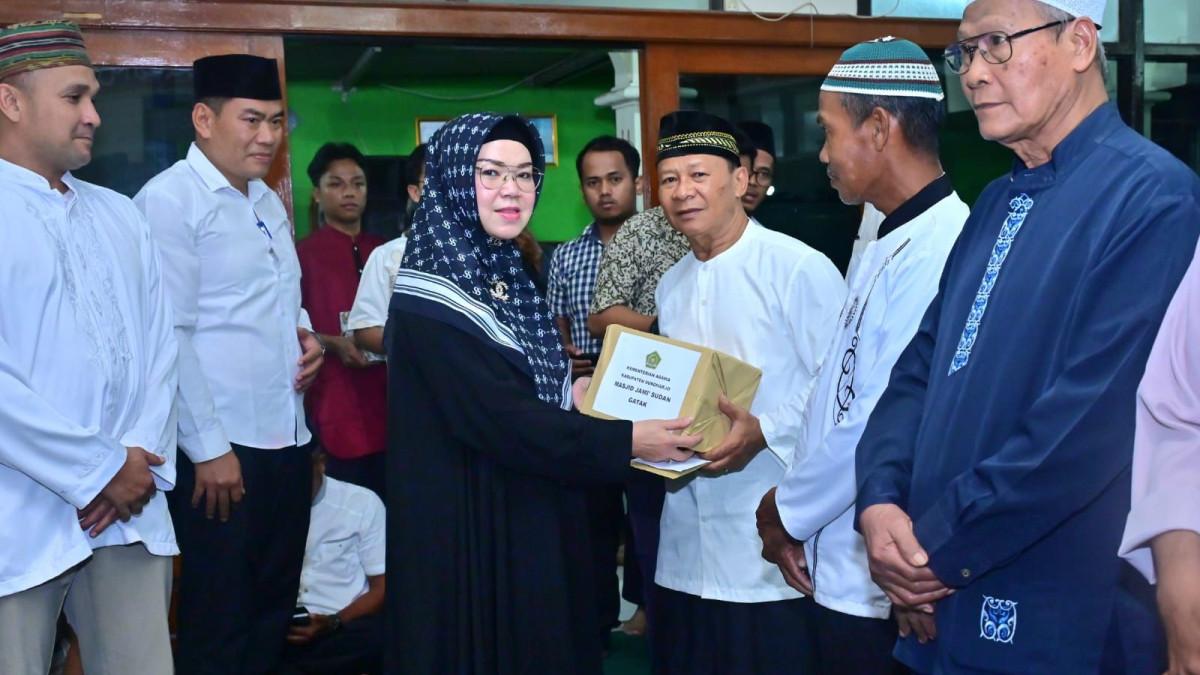 TARAWIH KELILING BUPATI - Bupati Sukoharjo, Etik Suryani menunaikan salat tarawih pertama secara berjemaah di Masjid Jami Sudan, Desa Trangsan, Kecamatan Gatak, Kabupaten Sukoharjo pada Kamis (19/2/2026).