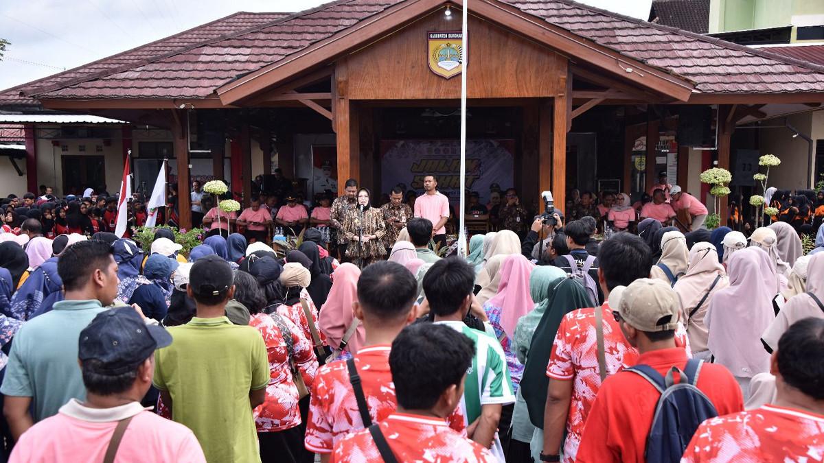 HARI GURU NASIONAL - Bupati Sukoharjo, Etik Suryani, secara resmi membuka acara gerak jalan dalam rangka memperingati Hari Ulang Tahun (HUT) ke-80 Persatuan Guru Republik Indonesia (PGRI) dan Hari Guru Nasional tahun 2025.