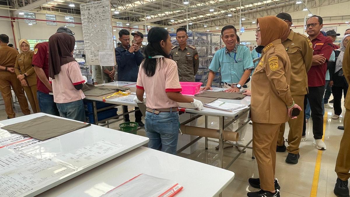 SIDAK BUPATI SUKOHARJO - Bupati Sukoharjo, Etik Suryani bersama unsur tripartit melakukan inspeksi mendadak (sidak) di dua perusahaan besar di Kabupaten Sukoharjo pada Senin (16/3/2026).