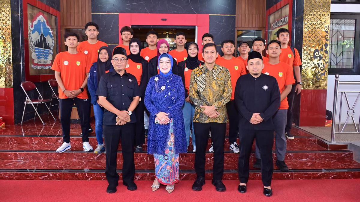 PSHT SUKOHARJO - Bupati Sukoharjo, Etik Suryani, secara resmi mengukuhkan Ketua Persaudaraan Setia Hati Terate (PSHT) ranting se-cabang Sukoharjo dalam sebuah acara yang berlangsung di Pendopo Graha Satya Praja, Minggu (23/11/2025).