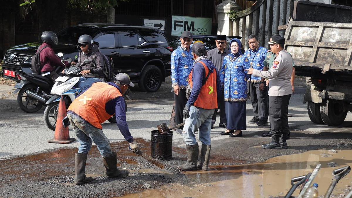 PEMBANGUNAN SUKOHARJO - Ilustrasi saat Bupati Sukoharjo sidak perbaikan jalan program prioritas Kabupaten Sukoharjo.
