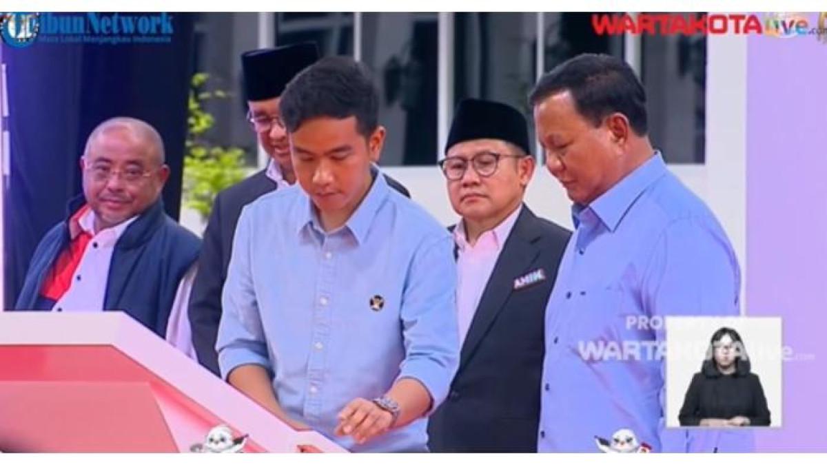 ONE PIECE - Calon Wakil Presiden RI Gibran Rakabuming Raka mengenakan pin One Piece saat debat cawapres pada Pilpres 2024.