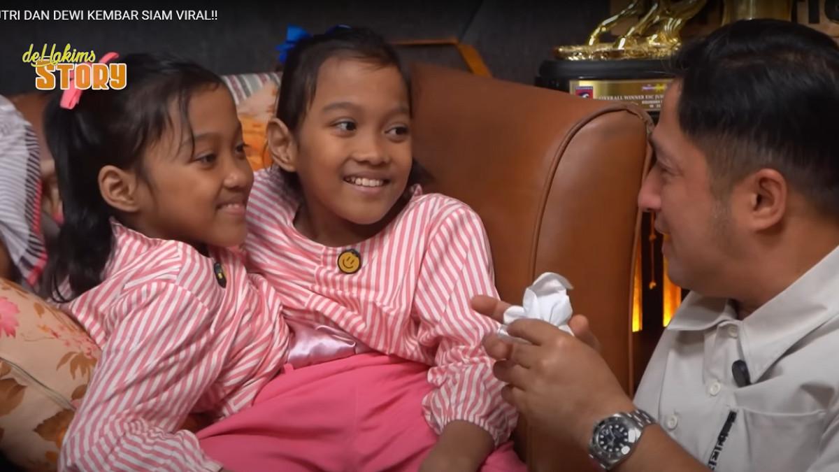 KEMBAR SIAM VIRAL - Capture YouTube Irfan Hakim ketika mengundang kembar siam viral Dewi dan Putri. Keduanya hidup dengan tubuh dempet dari bayi
